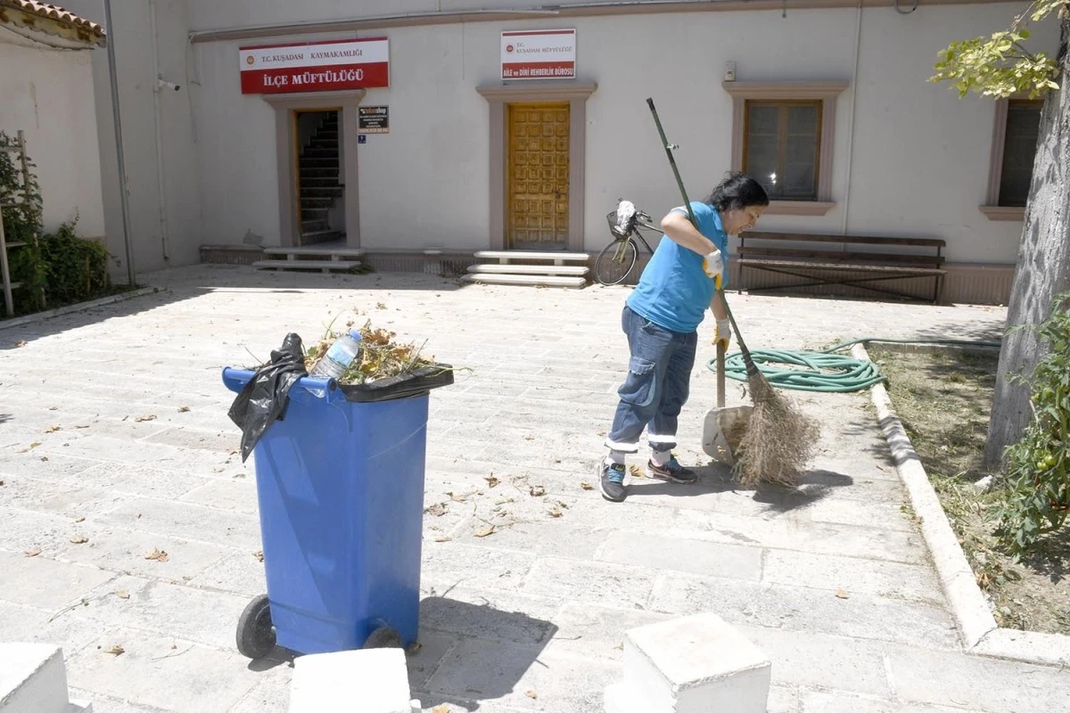 Kuşadası Belediyesi ilçeyi bayrama hazırlıyor