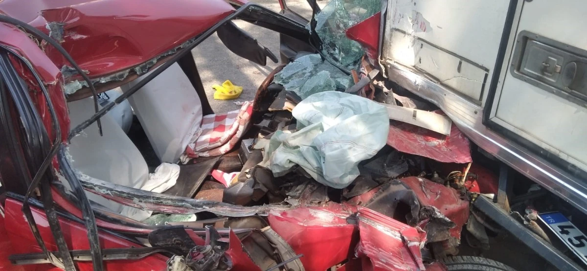 Gaz pedalı takılı kalan otomobil kamyonete çarptı: 2 yaralı