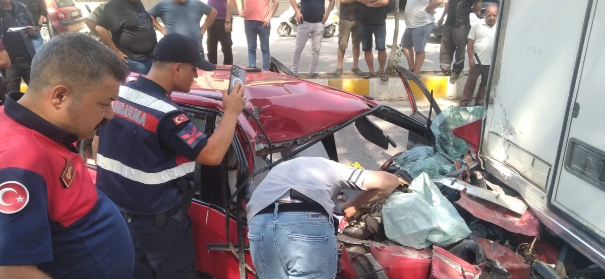 Gaz pedalı takılı kalan otomobil kamyonete çarptı: 2 yaralı