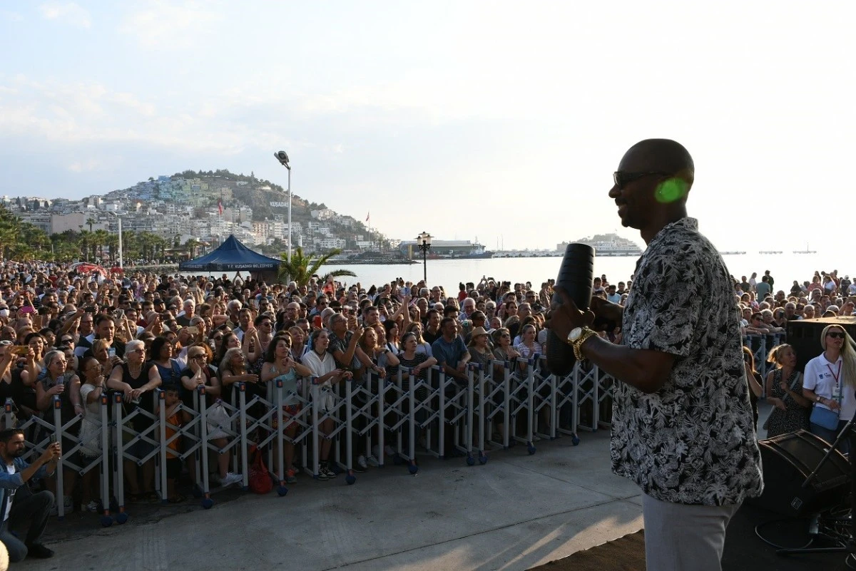 Kuşadası’nı sokak festivali coşkusu sardı