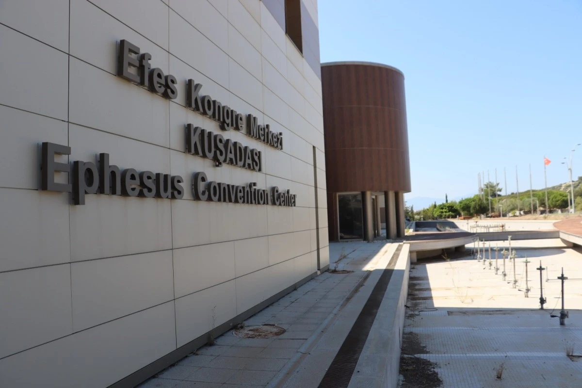 Kuşadası Efes Kongre Merkezi çürümeye devam ediyor