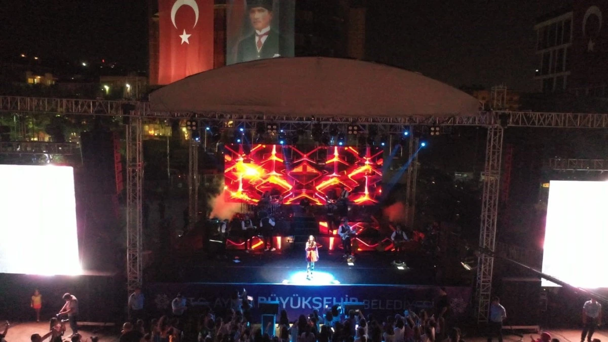 Aydın Büyükşehir Belediyesi’nin düzenlediği konsere binlerce Aydınlı katıldı