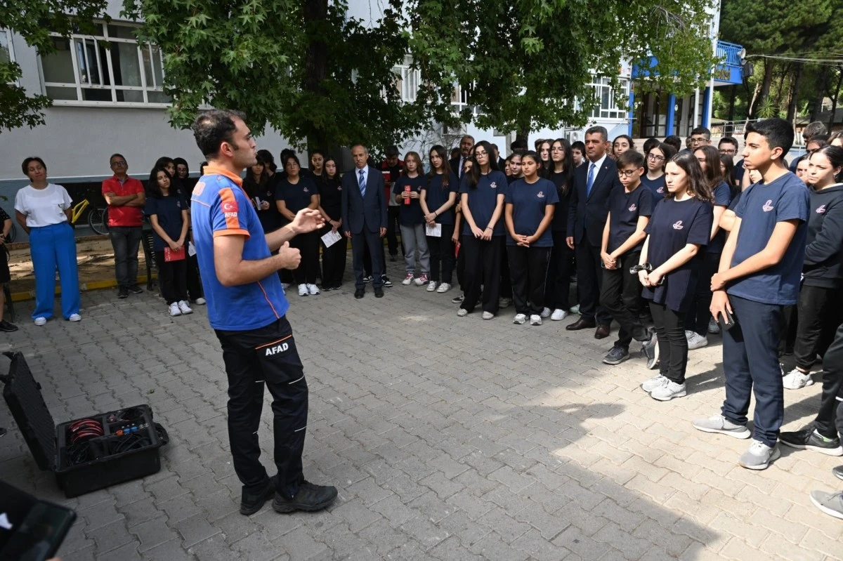 Aydın Lisesi'nde tahliye tatbikatı gerçekleştirildi