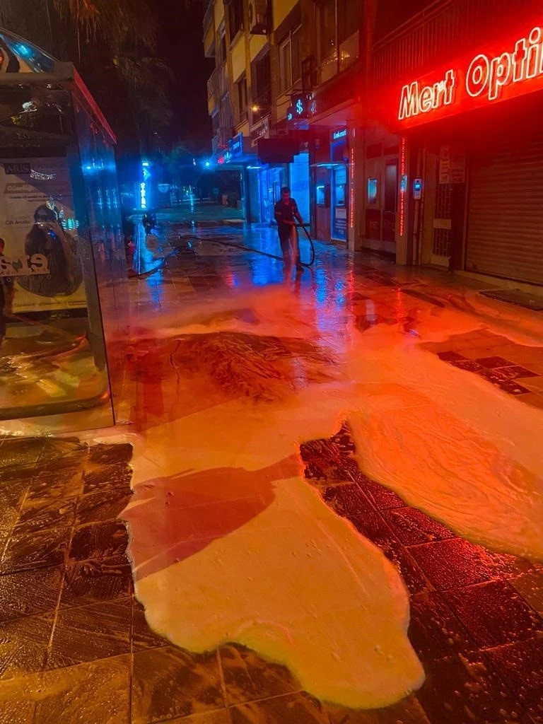 Büyükşehir’in temizlik çalışmaları gece gündüz devam ediyor