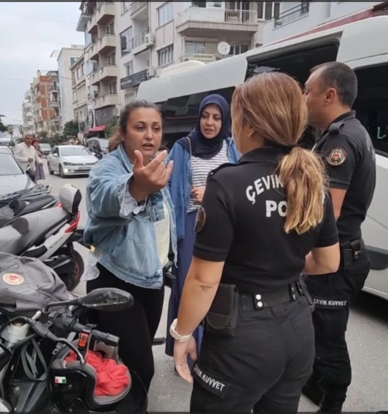 Kasksız yakalanan motosiklet sürücüsü, polisleri çileden çıkardı