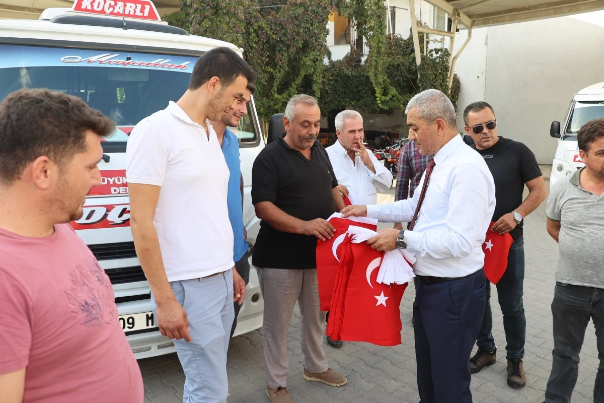 Başkan Kaplan, minibüsçü ve sanayi esnafına bayrak dağıttı