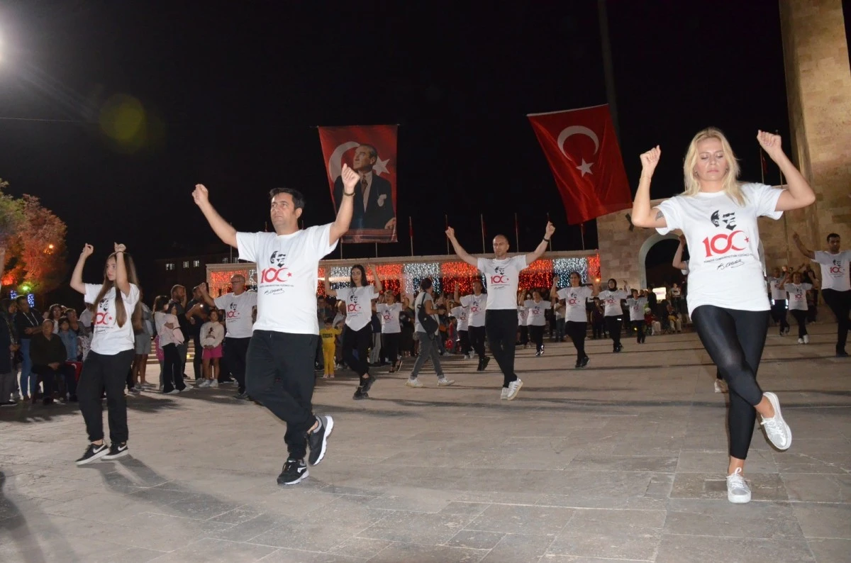 Cumhuriyetin 100. yılında Didim’de 100 kişiyle zeybek gösterisi