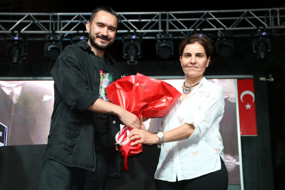 Söke'de 100 metrelik bayrakla binlerce kişi cumhuriyet için yürüdü