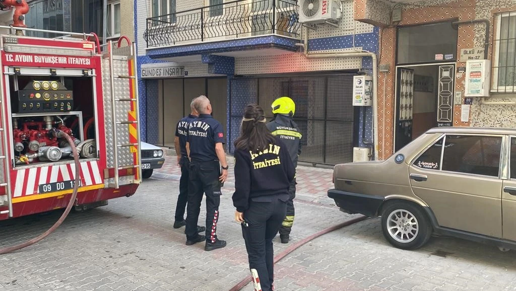 Apartmandan yükselen duman korkuttu