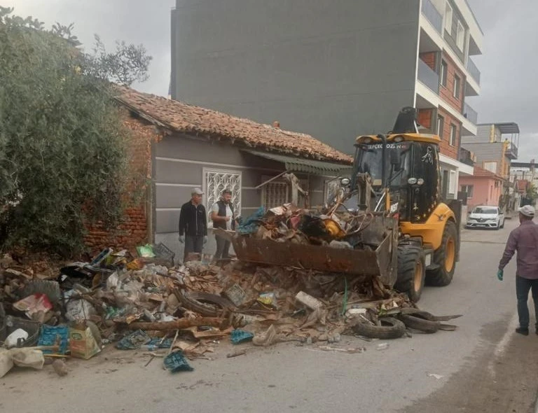 Aydın’da bir evden 16 kamyon çöp çıktı