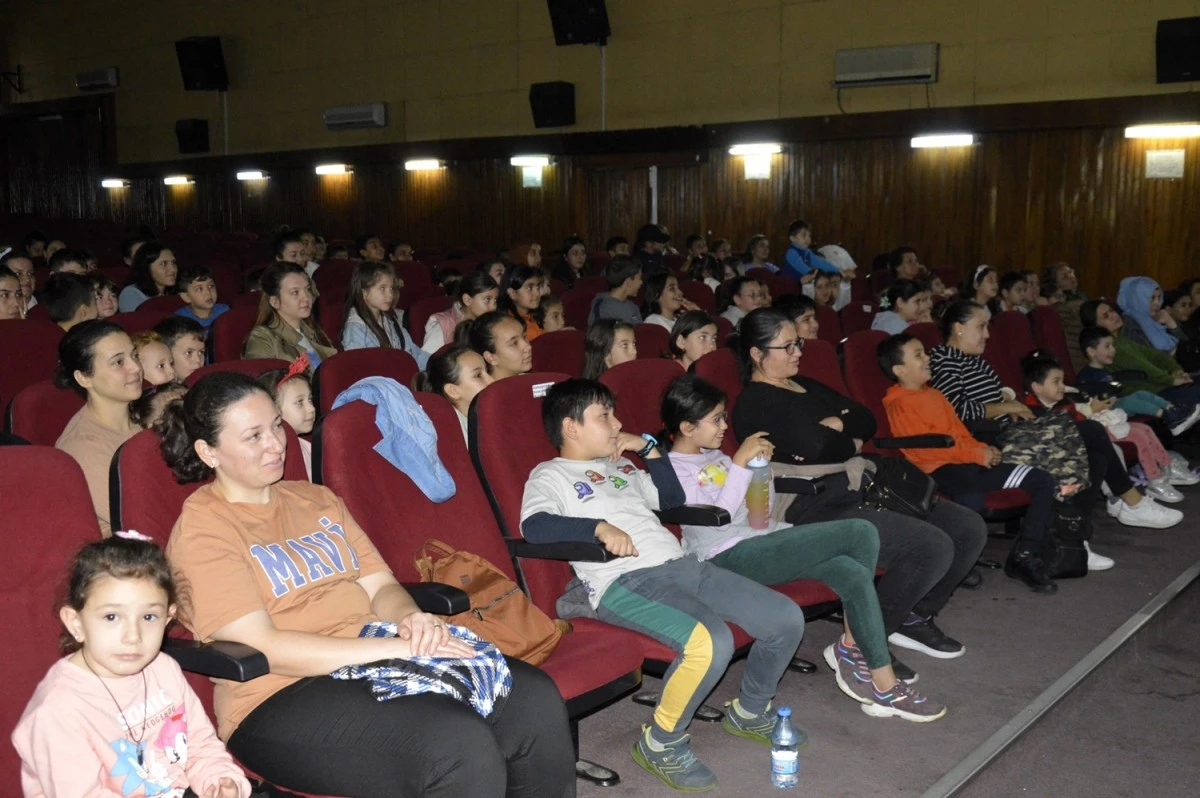 Çineli çocuklar kukla show ile doyasıya eğlendi