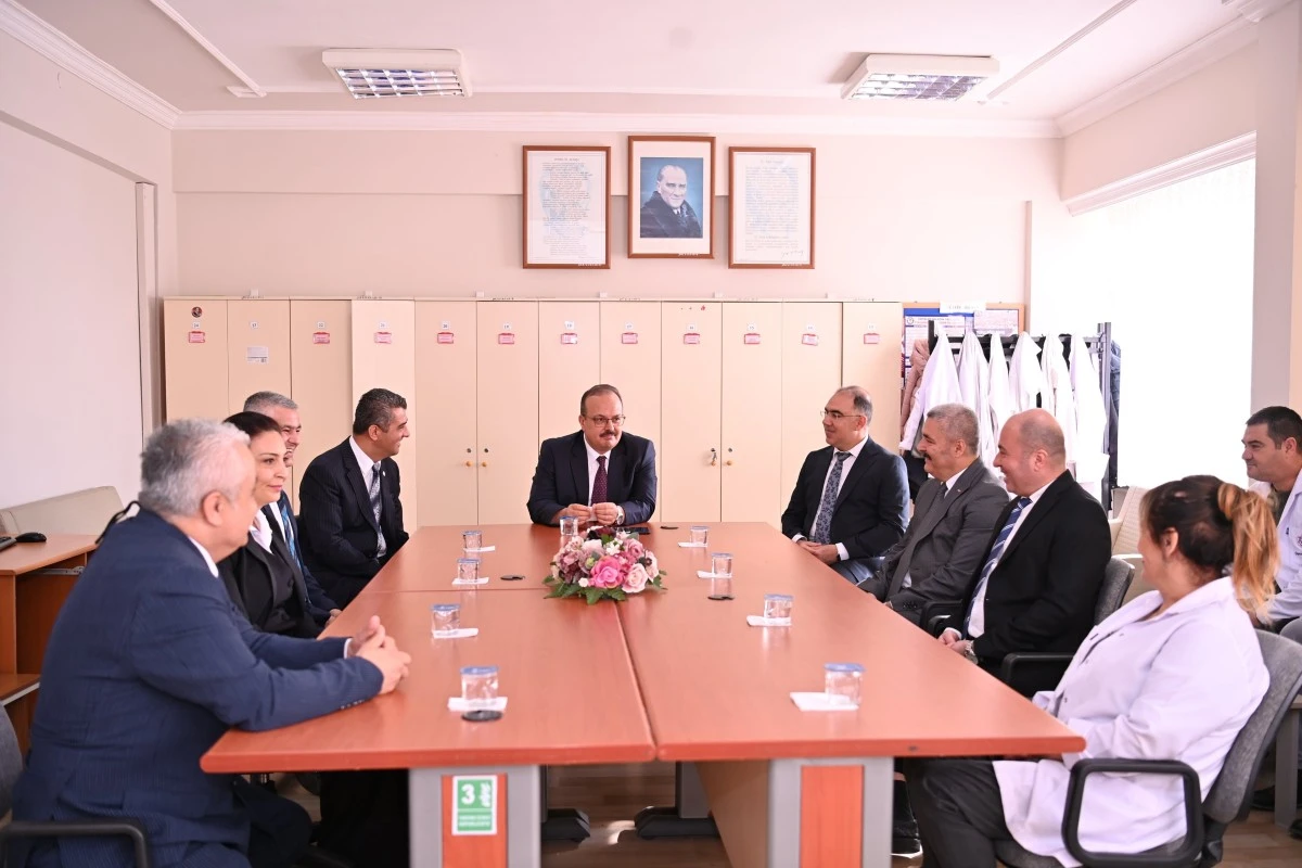 Vali Canbolat, liseli gençlerle bir araya geldi