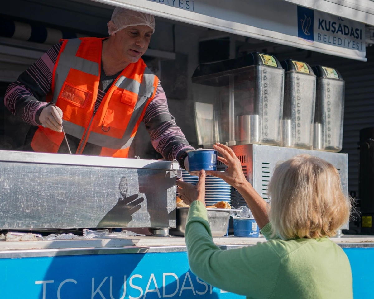 Kuşadası Belediyesi’nden sıcak çorba ikramı