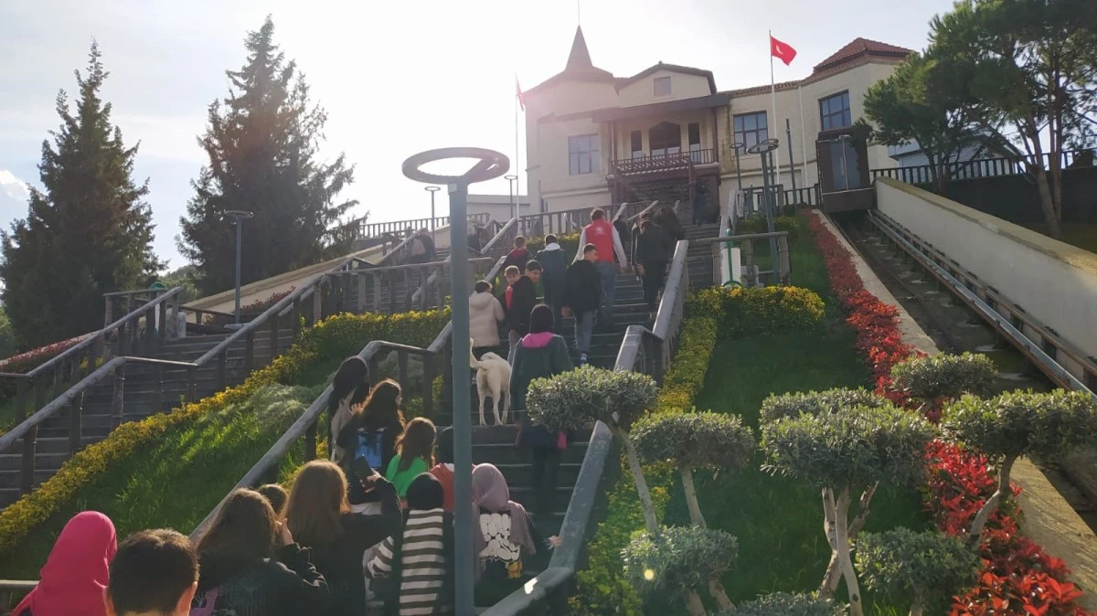 Gençler ve yaşlılar arasında gönül köprüleri kuruluyor