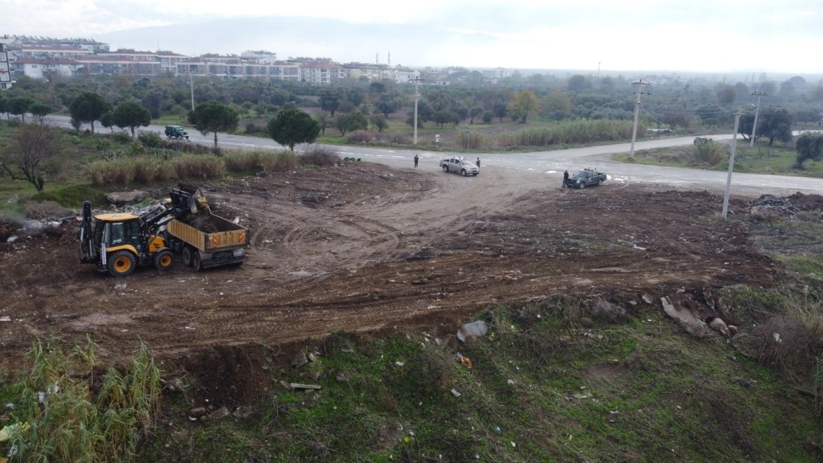 Nazilli’de temizlik ekipleri karayolu kenarlarını temizledi