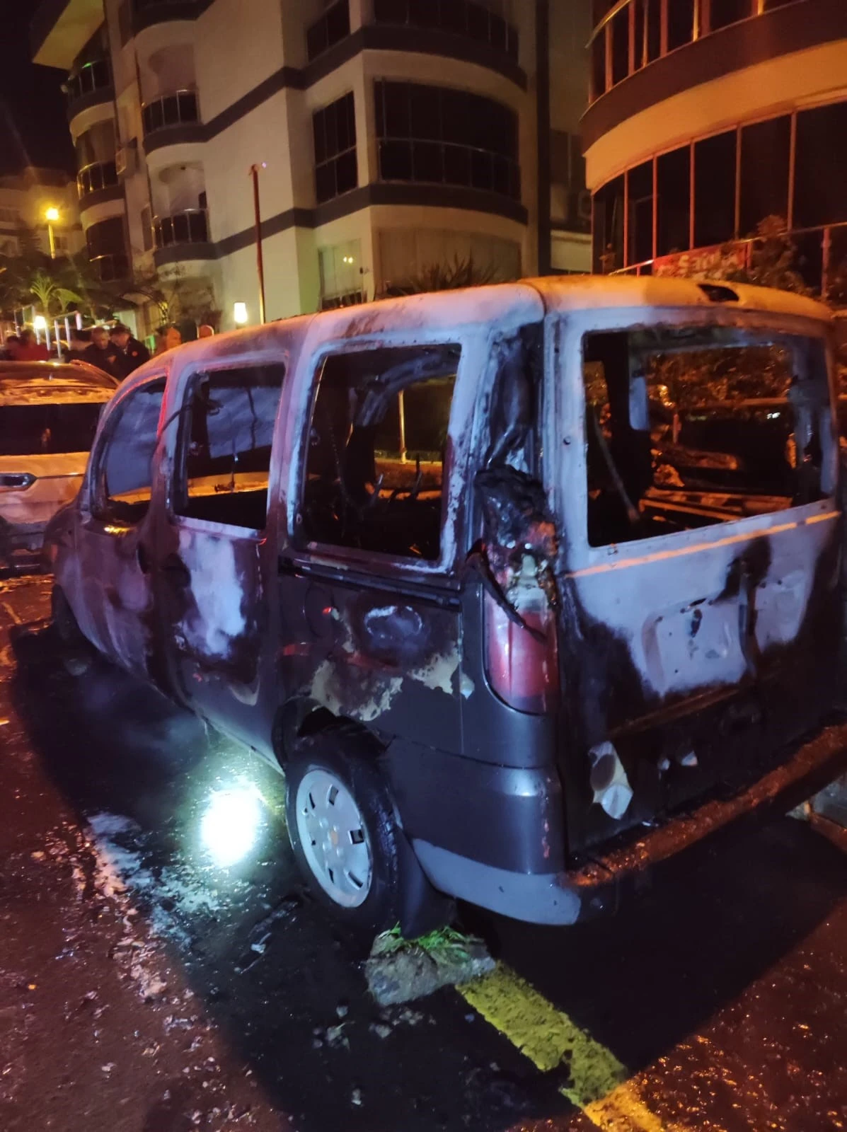 Kuşadası’nda araçların kundaklandığı iddiası