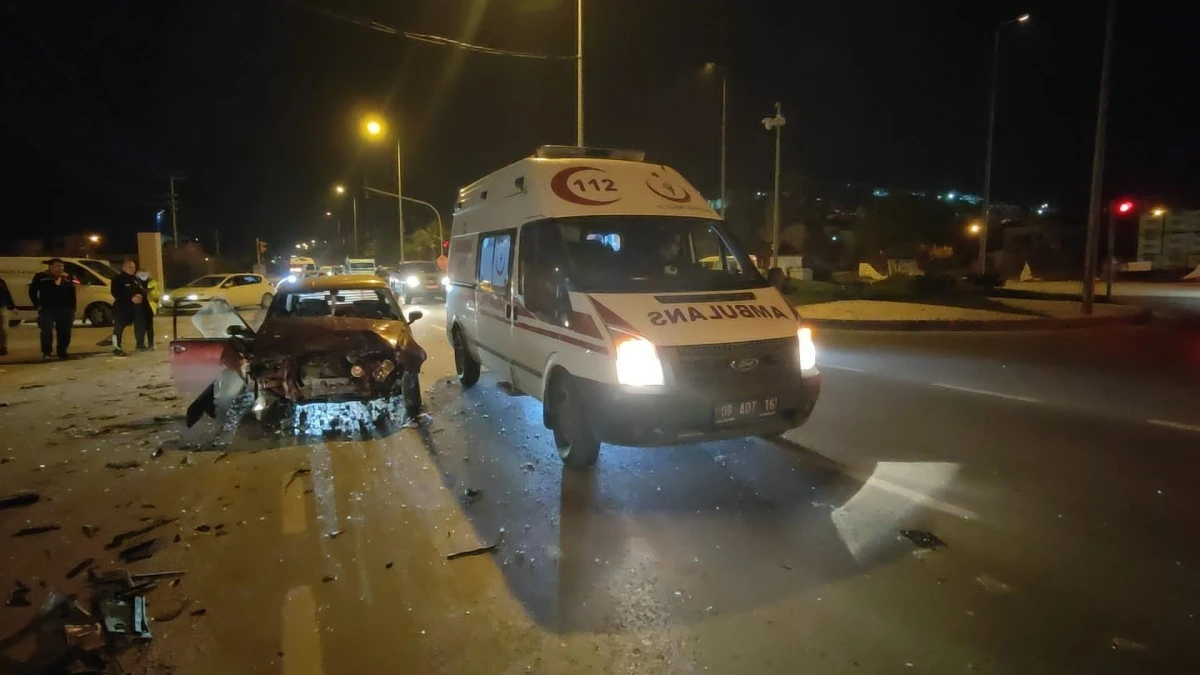 Kuşadası'nda kırmızı ışık ihlali kazaya neden oldu: 2 yaralı