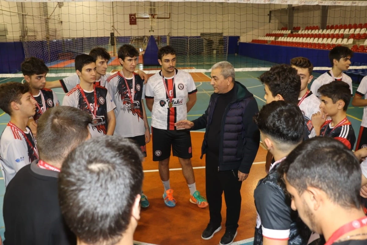 Şampiyon voleybolcular kupalarını Başkan Kaplan’ın elinden aldı