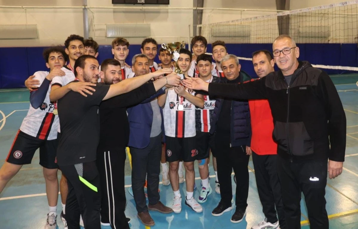 Şampiyon voleybolcular kupalarını Başkan Kaplan’ın elinden aldı
