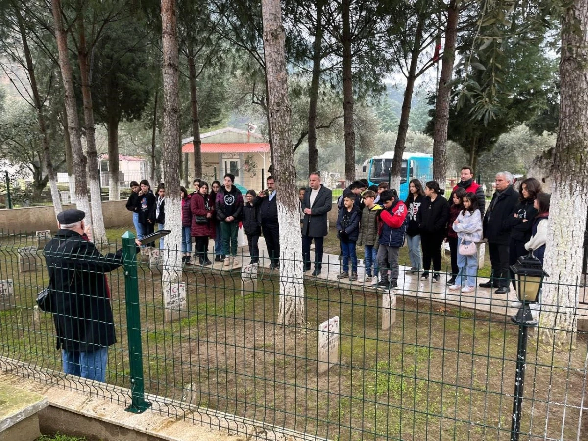 Ortaokul öğrencileri şehitlik ziyaretleri gerçekleştiriyor