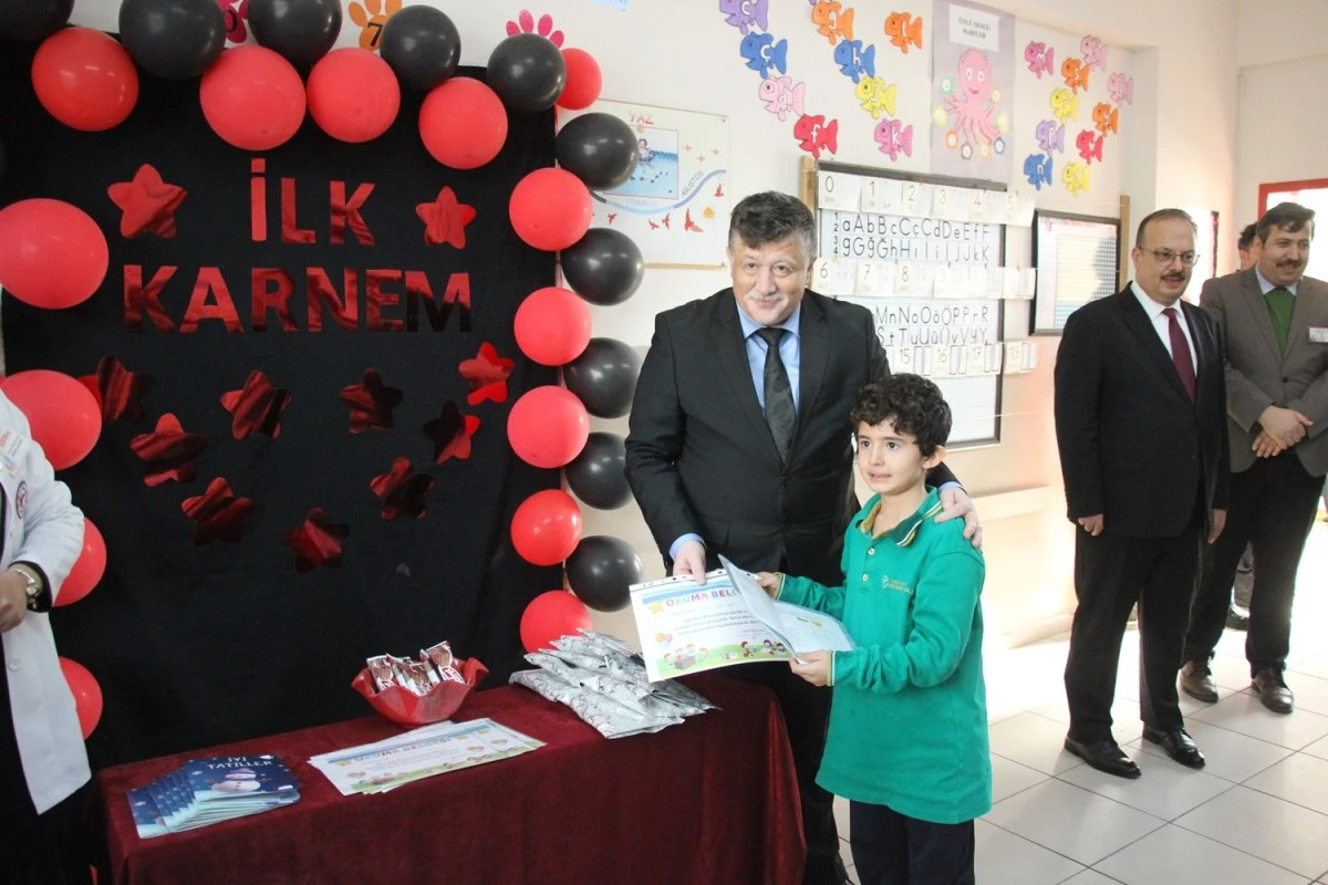 Aydın'da öğrenciler mehteran gösterisi eşliğinde karne aldı