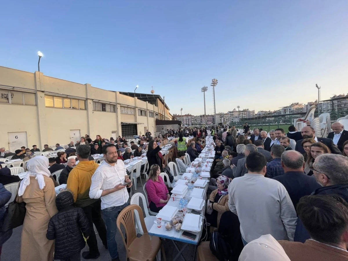 AK Parti Aydın'da 5 bin kişilik iftar yemeği düzenledi