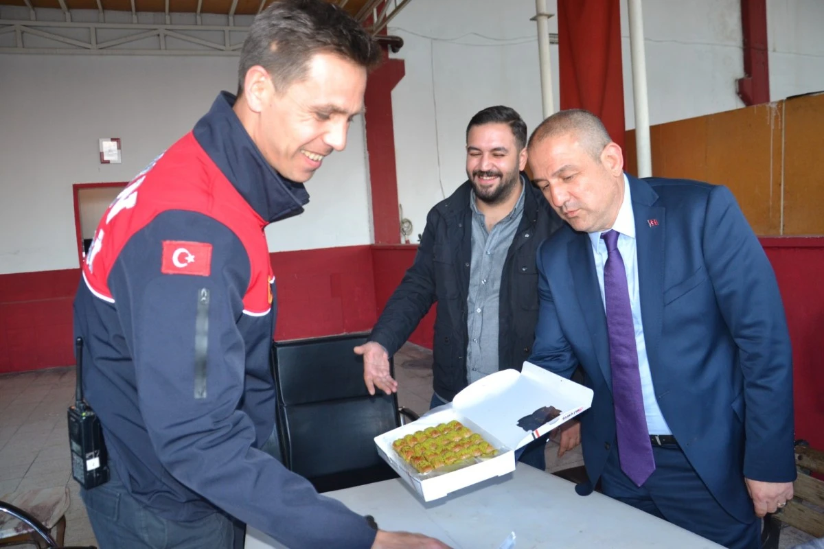 ABAK'TAN NAZİLLİ'DE GÖREV YAPAN EMNİYET GÜÇLERİNE BAYRAM ZİYARETİ