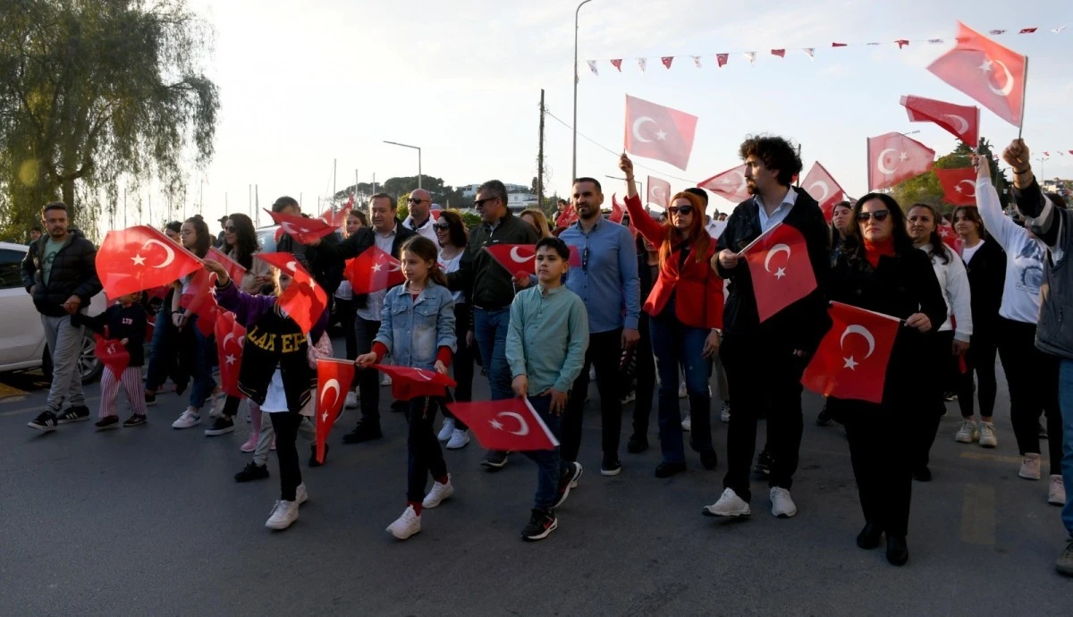Kuşadası'nda 23 Nisan korteji renkli görüntülere sahne oldu