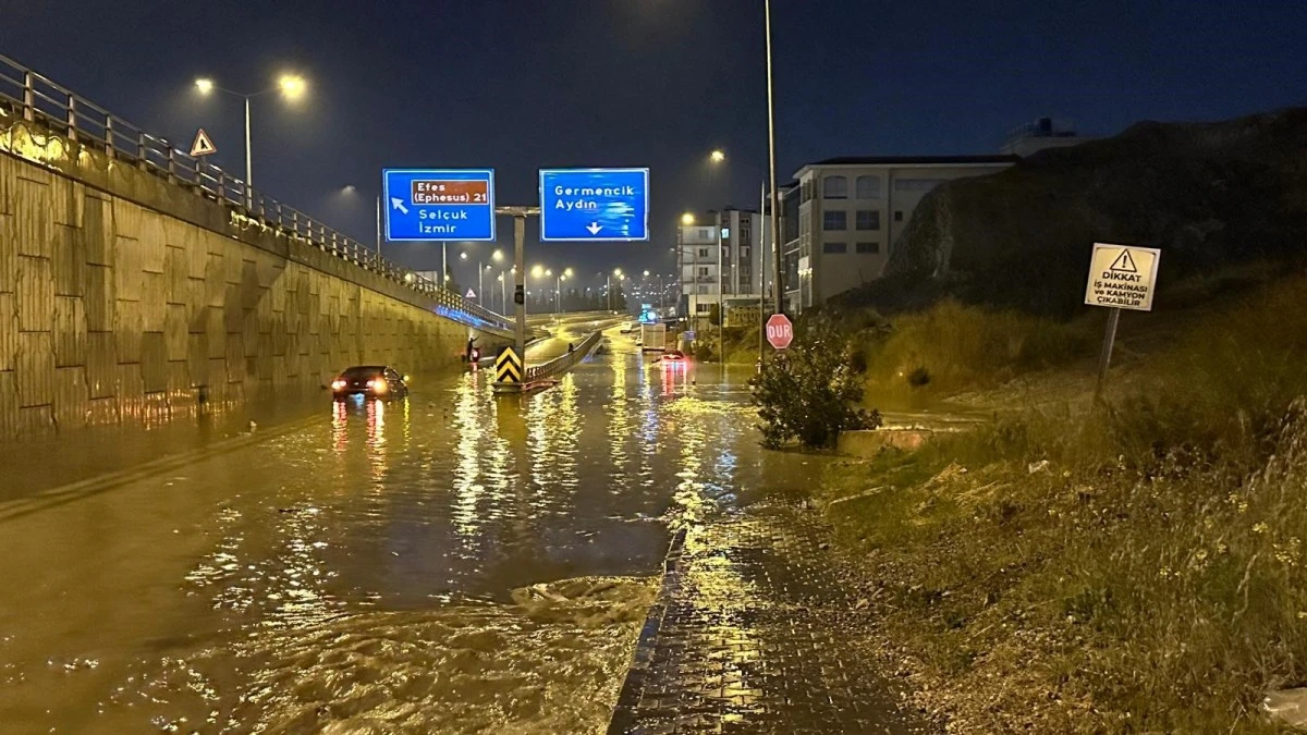 Kuşadası’nda sağanak yağış: Yollar göle döndü, sürücüler zor anlar yaşadı