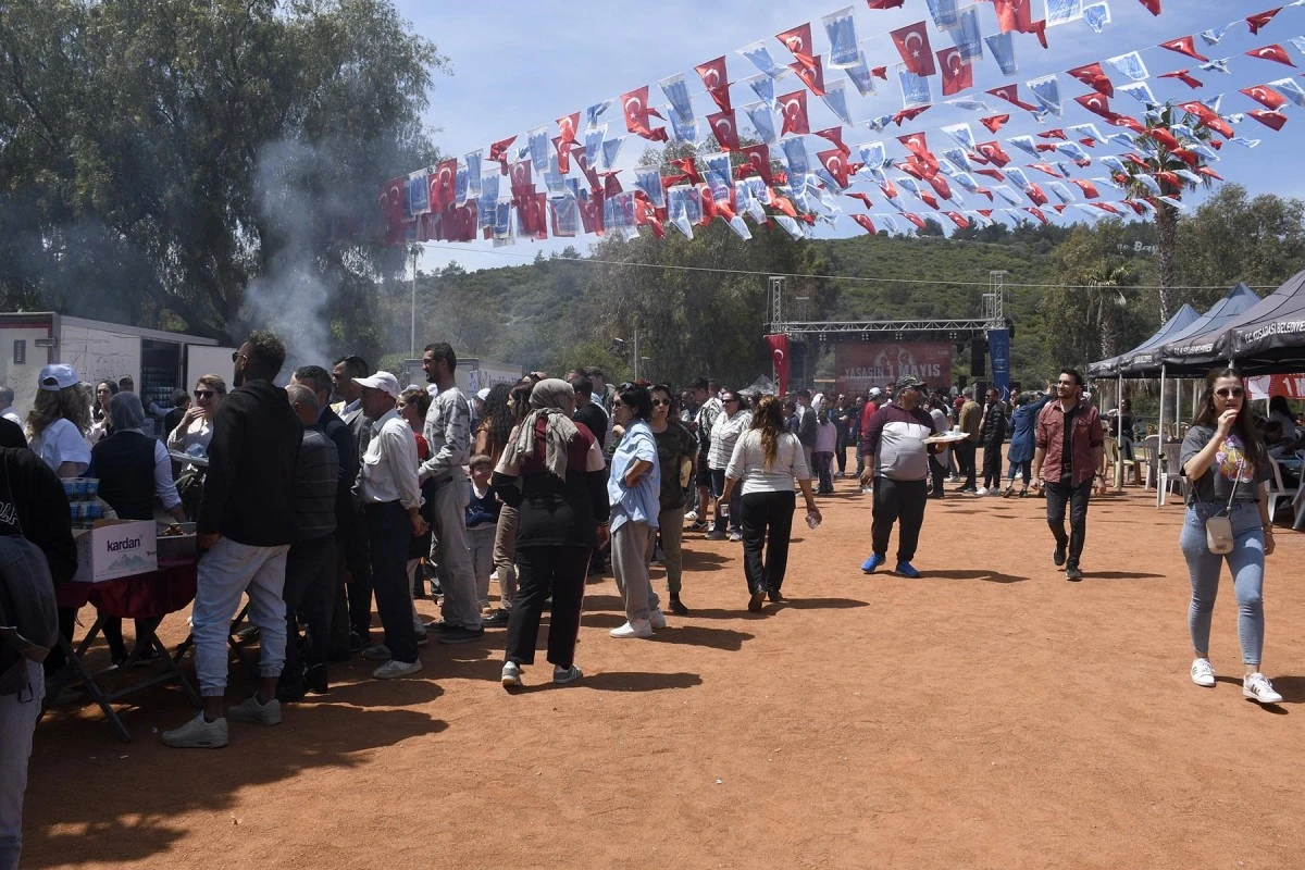 Kuşadası Belediyesi çalışanları 1 Mayıs'ı piknik yaparak kutladı