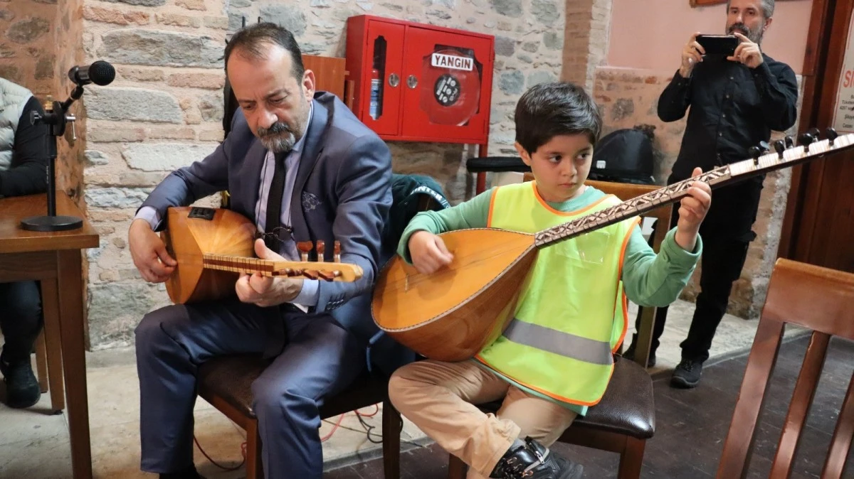 İstiklal Marşı'nı bağlamayla çalan minikler, takdir topladı