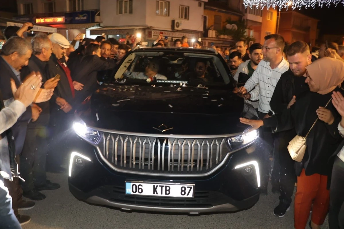 Koçarlı TOGG’u meşale ve konfetiler ile karşıladı