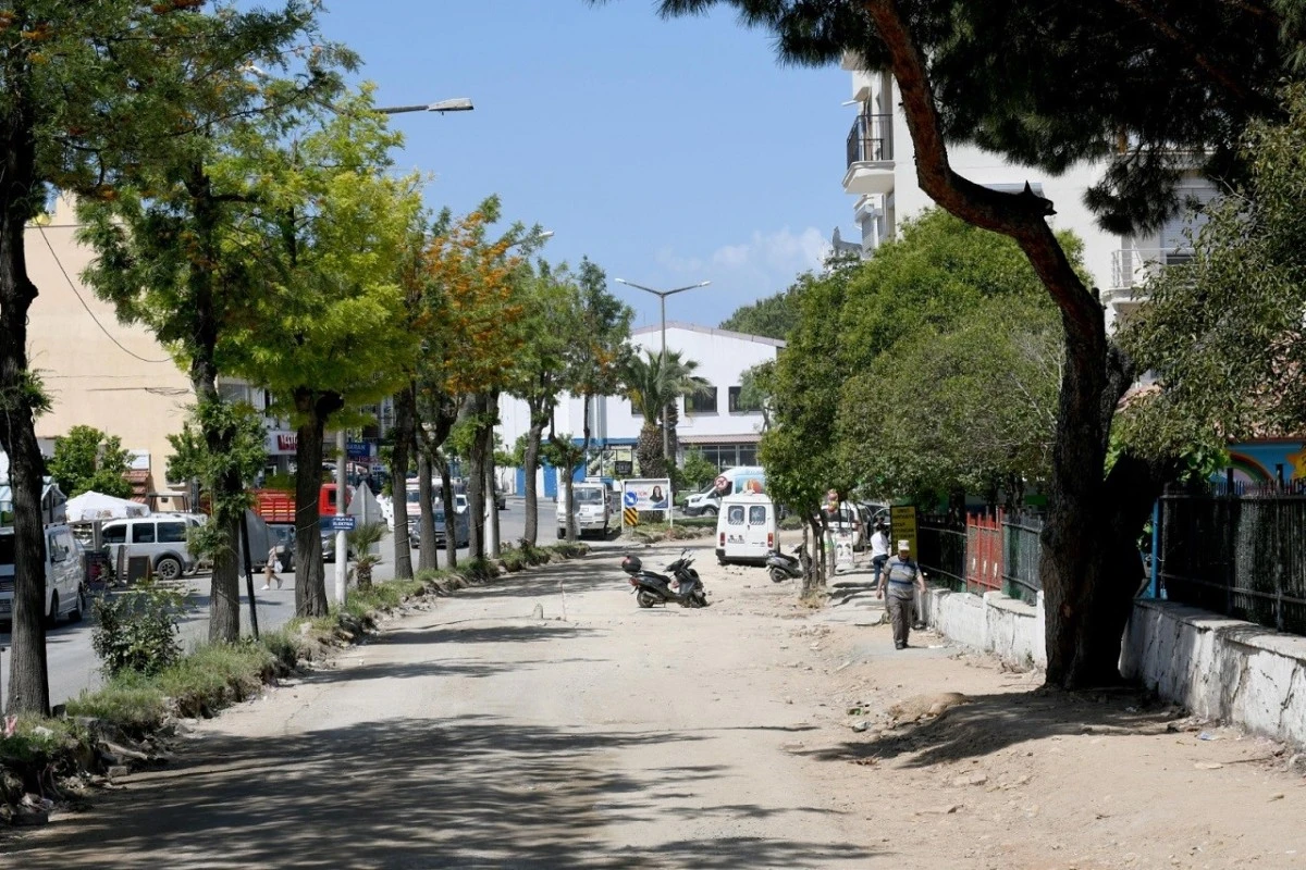 Kuşadası Belediyesi Davutlar Mahallesi'ndeki çalışmalarını sürdürüyor