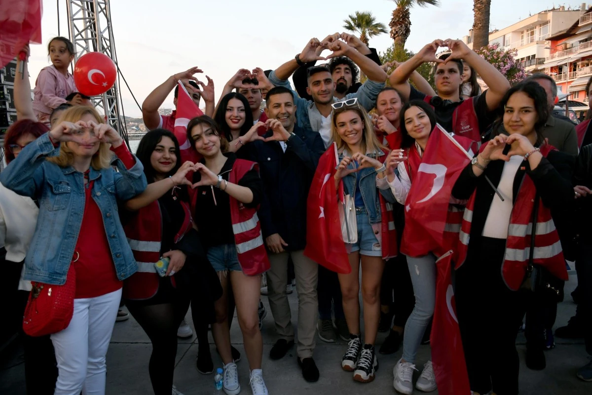 Kuşadası'nda 19 Mayıs coşkusu Derya Uluğ konseriyle zirveye çıktı