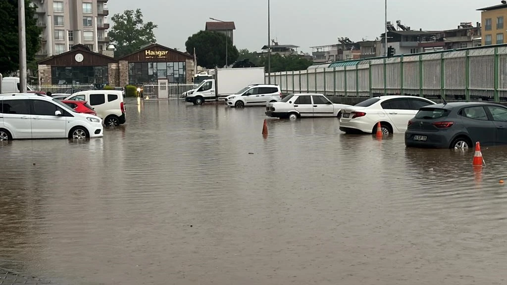 Aniden bastıran yaz yağmuru hayatı felç etti