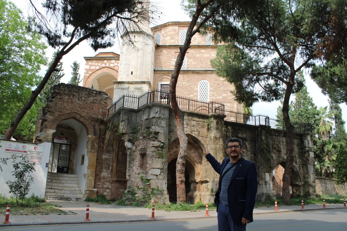 Tarihi külliyenin tasviri 2 asırlık mezar taşında bulundu