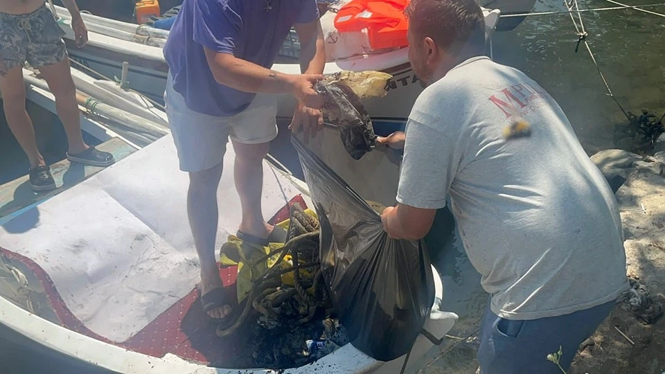 Kuşadası'nda balıkçı barınağı temizlendi