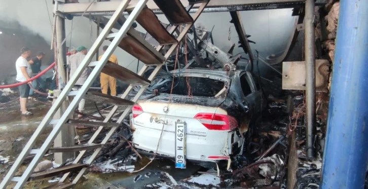 Alevlerin arasında kalan otomobil kullanılamaz hale geldi