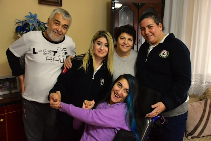 Buse Engelliler Günü'ne yeni saçları ile girecek