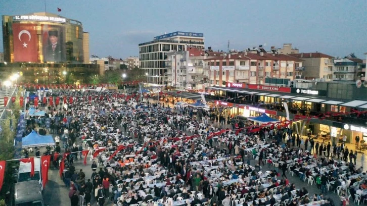 Büyükşehir'in iftar sofraları Aydınlıları buluşturuyor