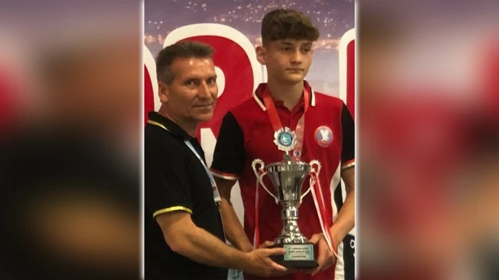 Kick Boks'ta Kuşadası'na dünya birinciliği geldi