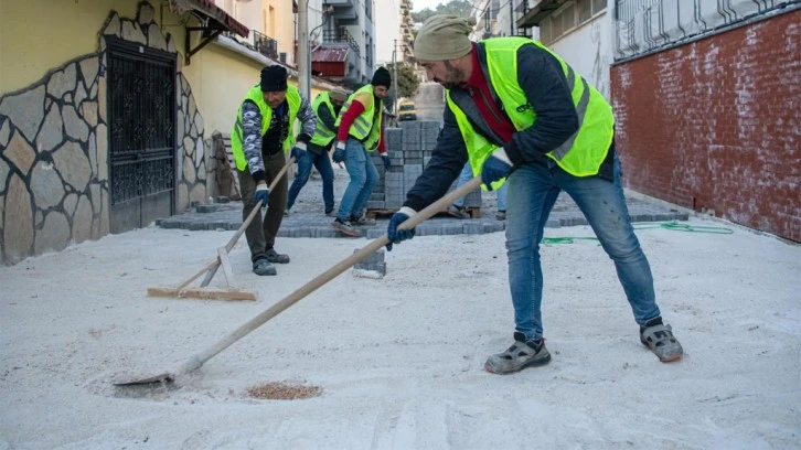 Kuşadası Belediyesi’nin yol mesaisi devam ediyor