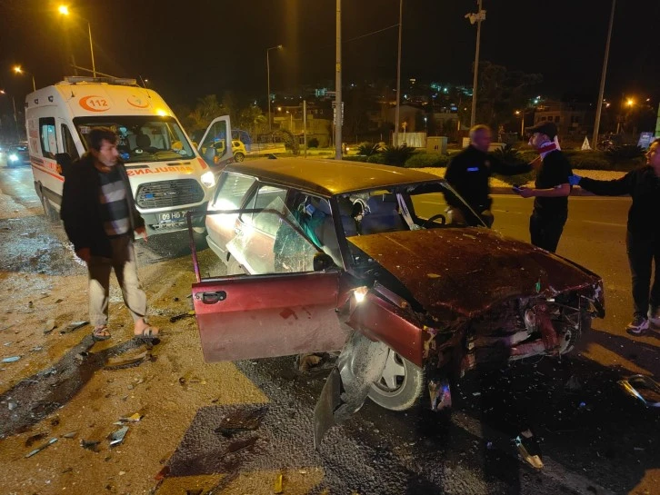 Kuşadası'nda kırmızı ışık ihlali kazaya neden oldu: 2 yaralı