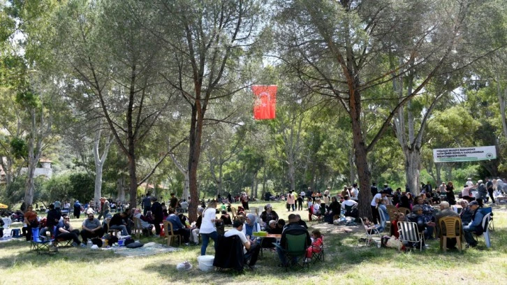 Kuşadası'nda yaşayan Hadimliler etli pilav şenliğinde buluştu