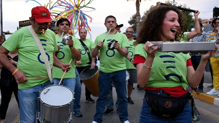 Kuşadası’nı sokak festivali coşkusu sardı