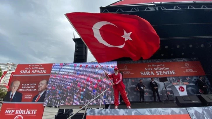 MHP’nin sembol ismi “Bayrak Dede” Aydın’da vatandaşları coşturdu