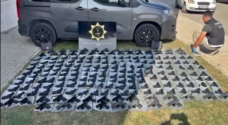 Silah ambarı gibi araç, polisleri bile şaşırttı: 3 gözaltı