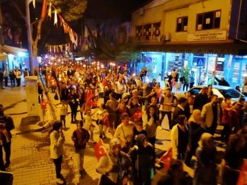Buharkent'te Cumhuriyet’in 100. yıl kutlamaları fener alayı ile taçlandı