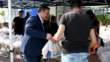 Kuşadası Belediyesi çocukların beslenme çantalarını dolduruyor