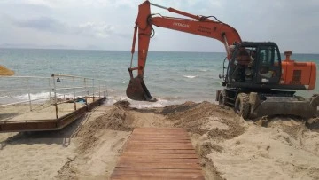 Kuşadası Belediyesi, denizde de engelleri kaldırıyor